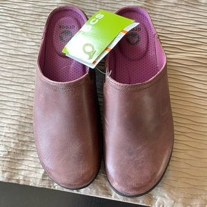 Brand new leather Crocs. Comfy & stylish mules for any day, all day!